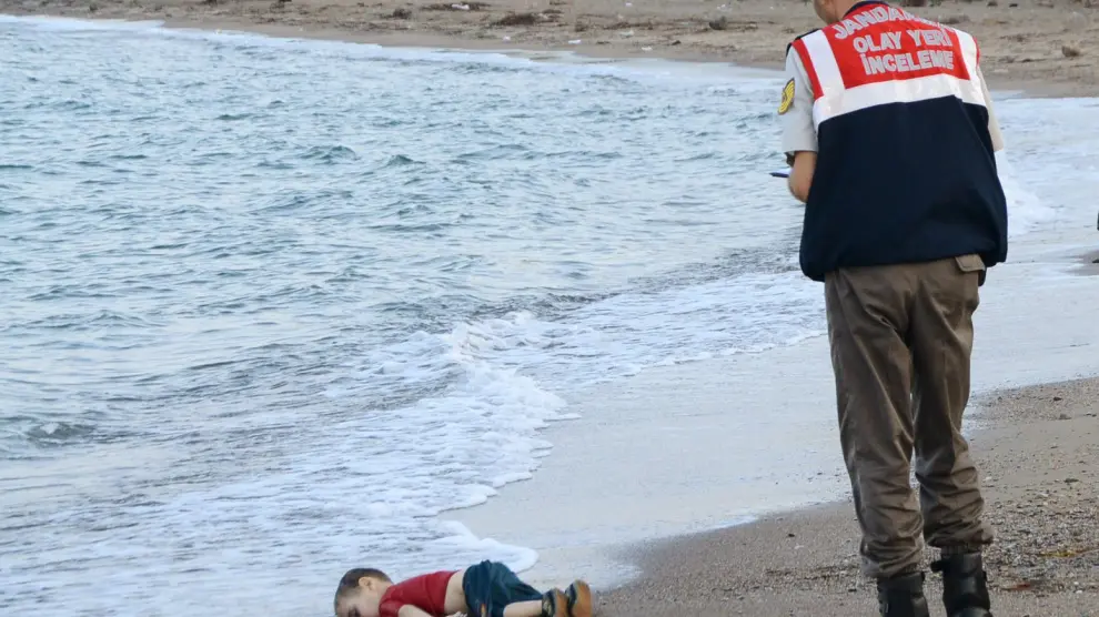 Un gendarme se acerca a un niño inmigrante que yace muerto en la playa turca de Bodrum, imagen de archivo.