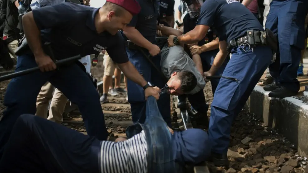 Un grupo de refugiados es reducido por la Policía en Budapest
