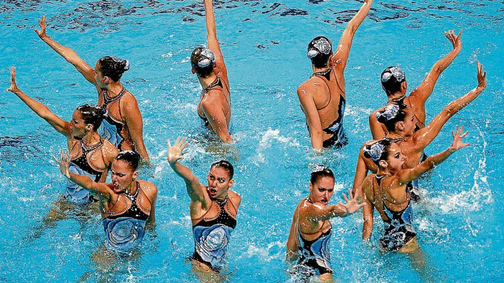 Las nadadoras del equipo español de natación sincronizada, durante la final de ayer.