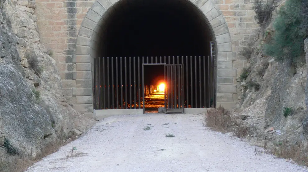 Túnel de la antigua línea de tren de Val de Zafán recorrido en su totalidad por los rayos solares
