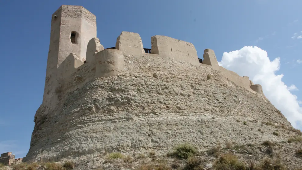 Es un complejo de arquitectura defensiva de primer orden formado por el castillo Mayor o de Ayud.