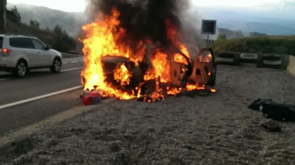 El coche comenzó a arder cerca del puerto de Monrepós