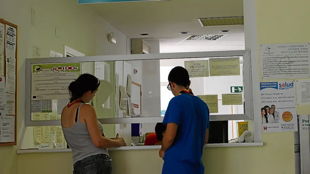 Dos jóvenes, ayer en el centro de salud de Mas de las Matas.
