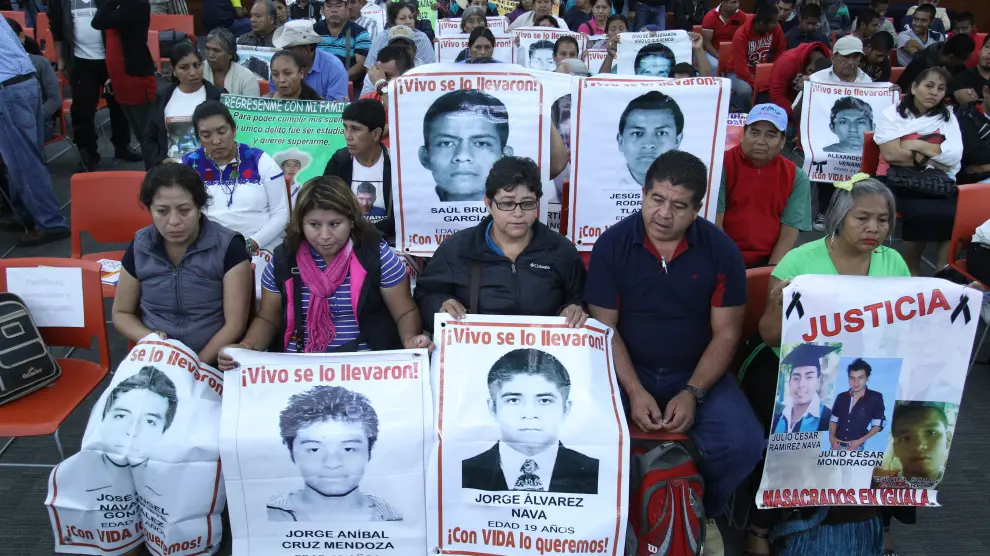 Familiares de los 43 estudiantes desaparecidos