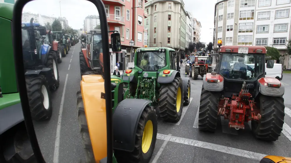 Varios tractores durante la protesta por la crisis del sector lácteo.