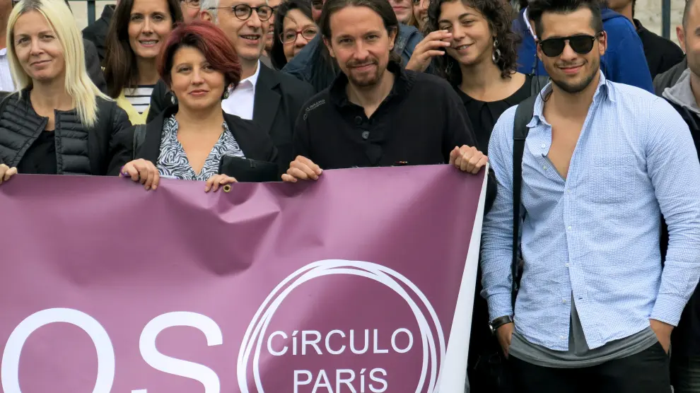 El secretario general de Podemos, Pablo Iglesias, posa delante del Panteón junto a militantes del círculo de Podemos.