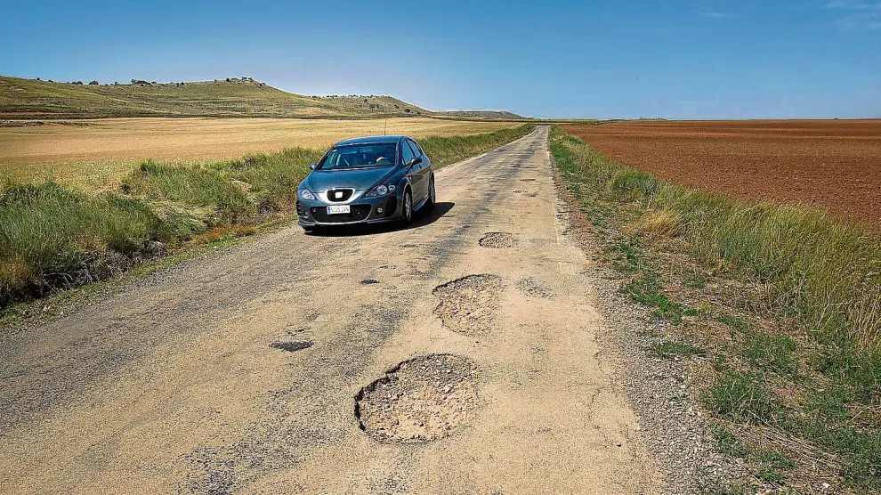 El mal estado del firme de la carretera que une Alfambra con Santa Eulalia en la foto preocupa a los vecinos.