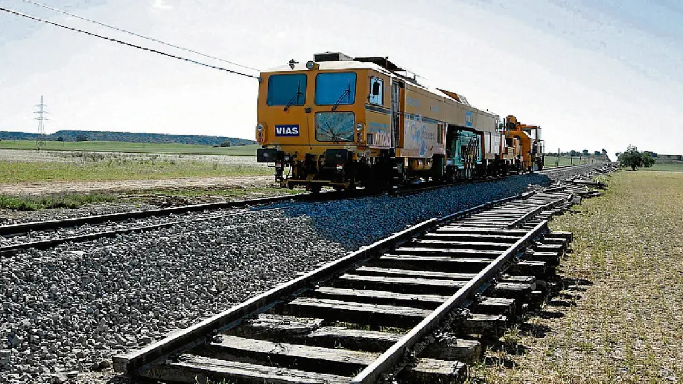 Tres semanas de trabajos de Huesca a Plasencia del Monte. La línea ferroviaria de Canfranc se reabrió el pasado 8 de mayo después de remozar ocho kilómetros de vía.