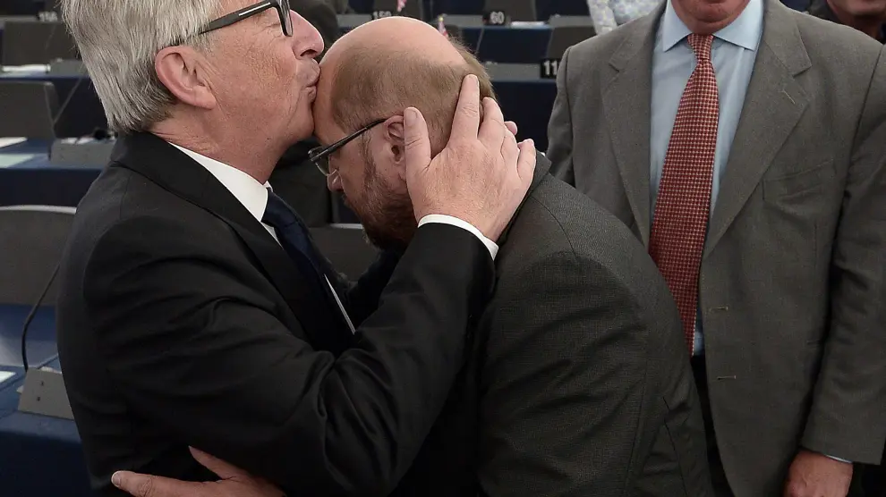 Juncker besa a Martin Schulz.