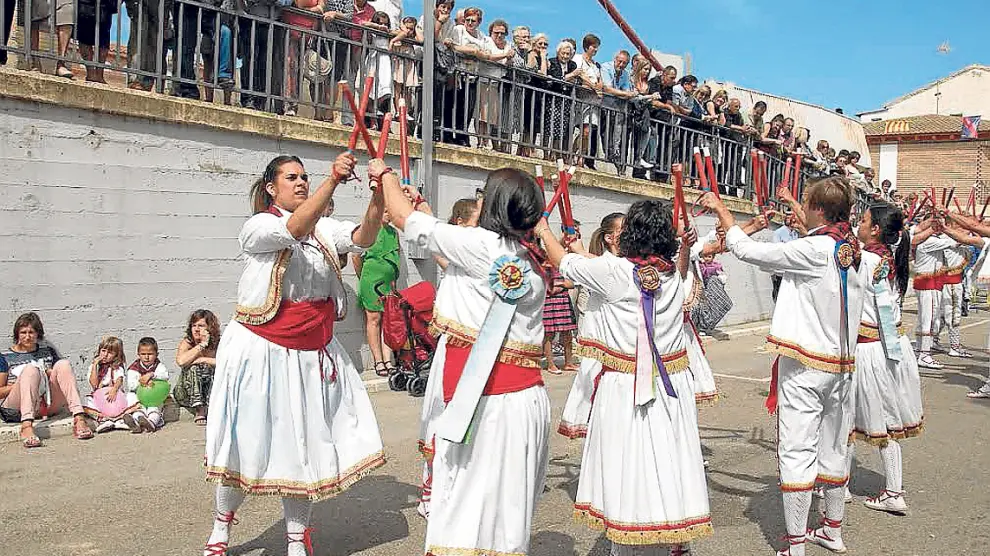 Los danzantes de Gurrea bailaron el martes, día grande de las fiestas frente al Ayuntamiento.