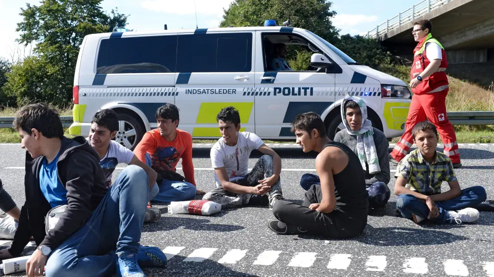 Un grupo de refugiados descansa en la E45 en dirección Suecia.
