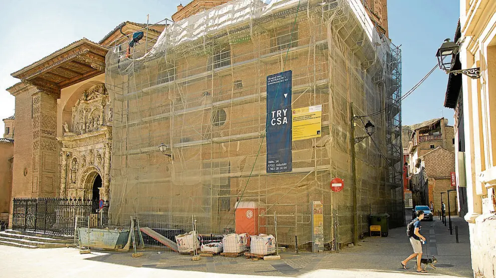 El exterior de la colegiata de Santa María la Mayor, cerrada hace cinco años, está en obras.