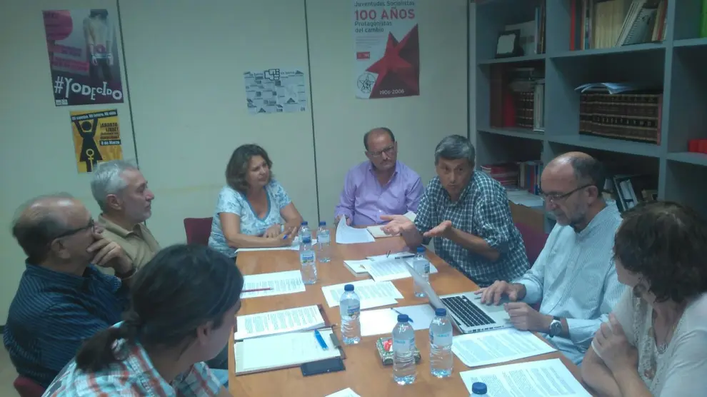 Representantes de colectivos vecinales y expertos en medio ambiente, con militantes socialistas en la sede del PSOE de Teruel.