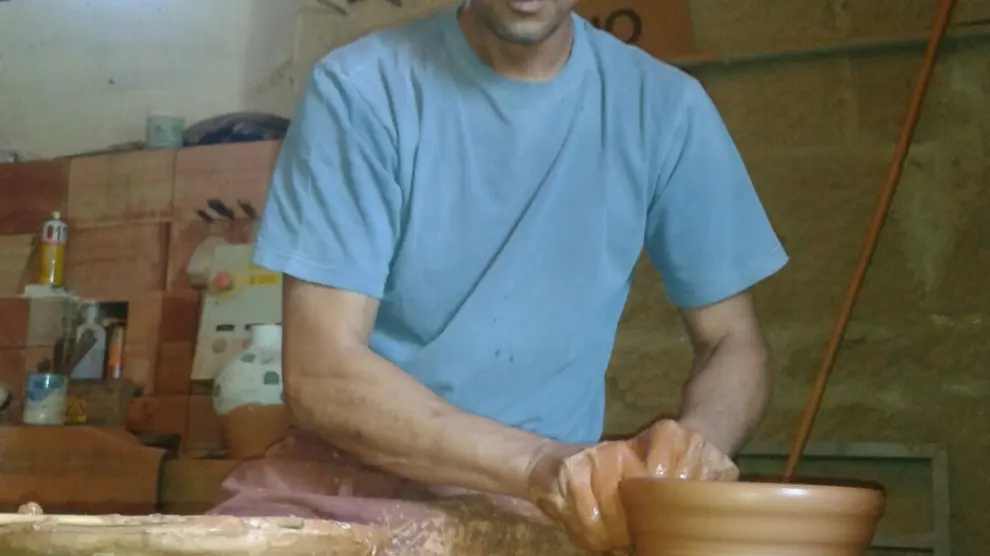El alfarero Raimundo Abió, en el torno, en el taller de Bandaliés, en la Hoya de Huesca.