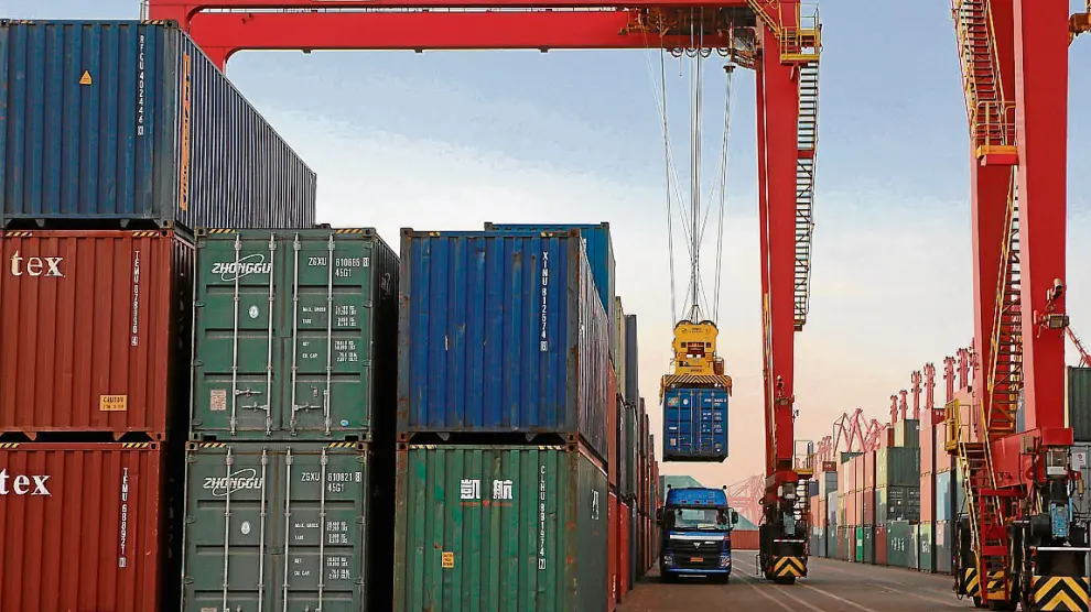 Imagen del puerto chino de Rizhao, donde se carga mercancía en camiones.