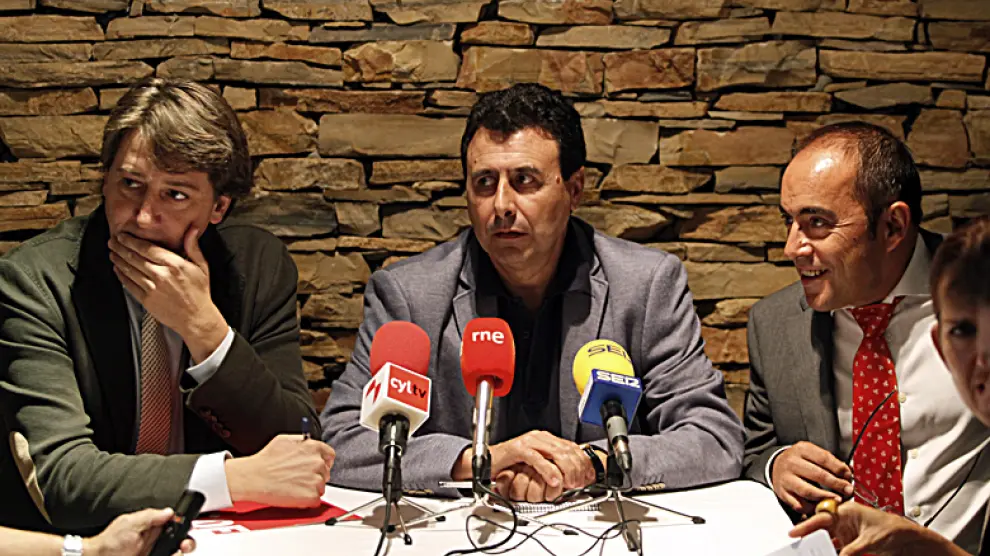 Lavilla (c) se ha despedido acompañado del secretario y vicesecretario provinciales del PSOE, Carlos Martínez y Luis Rey (d).