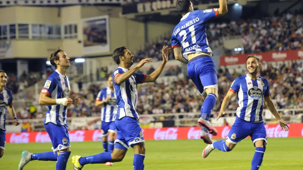 El centrocampista Luis Alberto Romero celebra con sus compañeros el segundo gol del Dépor.