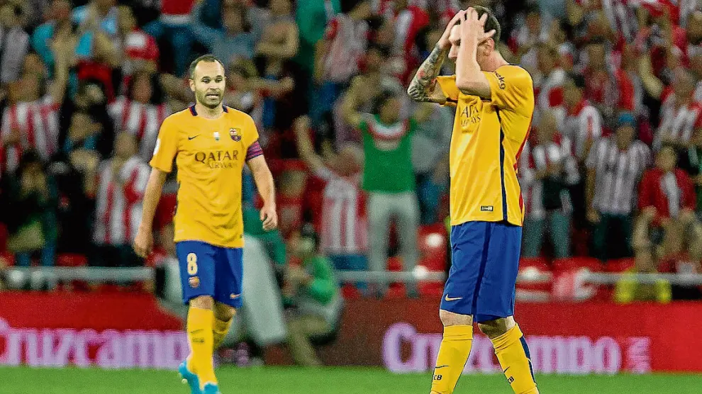 Messi se lleva las manos a la cabeza mientras Iniesta avanza inexpresivo en San Mamés.