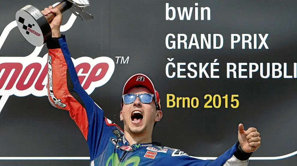 Jorge Lorenzo celebra en el podio el primer puesto en la carrera de Moto GP.