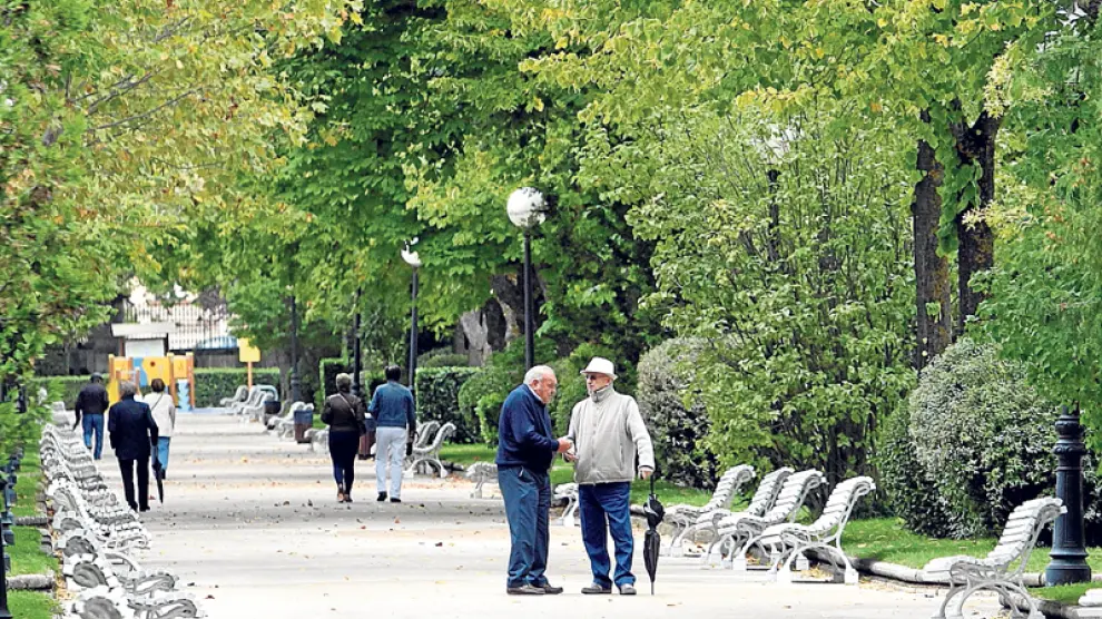Dos jubilados conversan ayer en uno de los paseos de la Alameda de Cervantes.