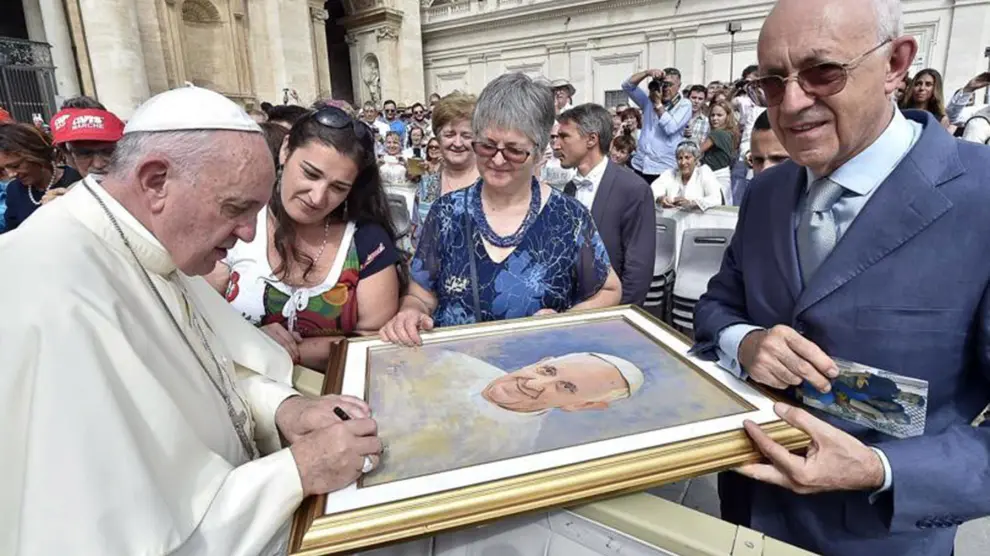 El papa Francisco firmando un retrato este miércoles en la plaza de San Pedro.