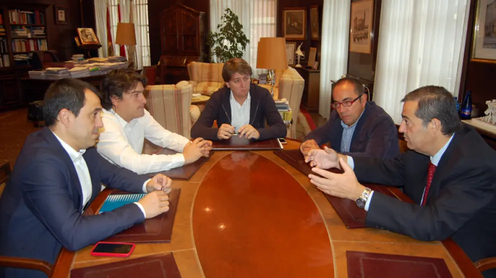 Reunión de Carlos Martínez, alcalde de Soria (c), con el concejal, Javier Muñoz, y Rubén García, de Tierraquemada a su izquierda, y Luis Rey, presidente de la Diputación, y Alberto Santamaría, a su derecha.