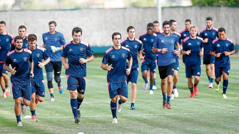 La plantilla de la SD Huesca arrancará la liga mañana en El Alcoraz contra el Deportivo Alavés con once caras nuevas que aúnan experiencia y talento.