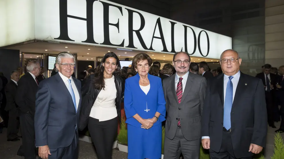 Fernando de Yarza, Ana Pastor, Pilar de Yarza, el presidente aragonés, Javier Lambán, y Honorio Romero, momentos antes de iniciarse la gala de los premios Heraldo.