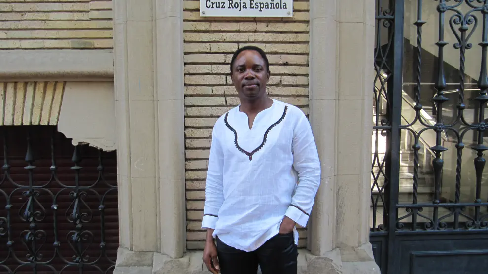 Siméon Atchakpa, en la puerta de Cruz Roja en Zaragoza, donde colabora como voluntario.