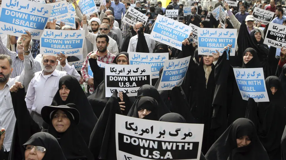 Varias personas participan en una manifestación antiisraelí en Teherán.