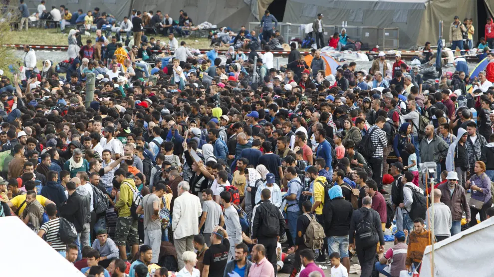 Mas de 10.000 refugiados llegaron desde la madrugada de este sábado a varios puntos fronterizos de Austria.