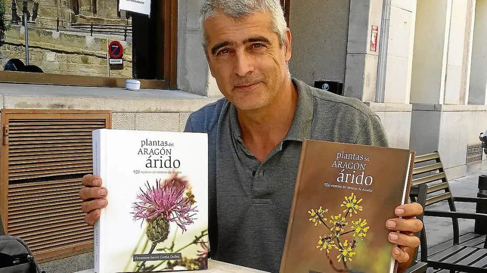 Javier Carela, con los dos volúmenes de su libro, fotografiado en Alcañiz.