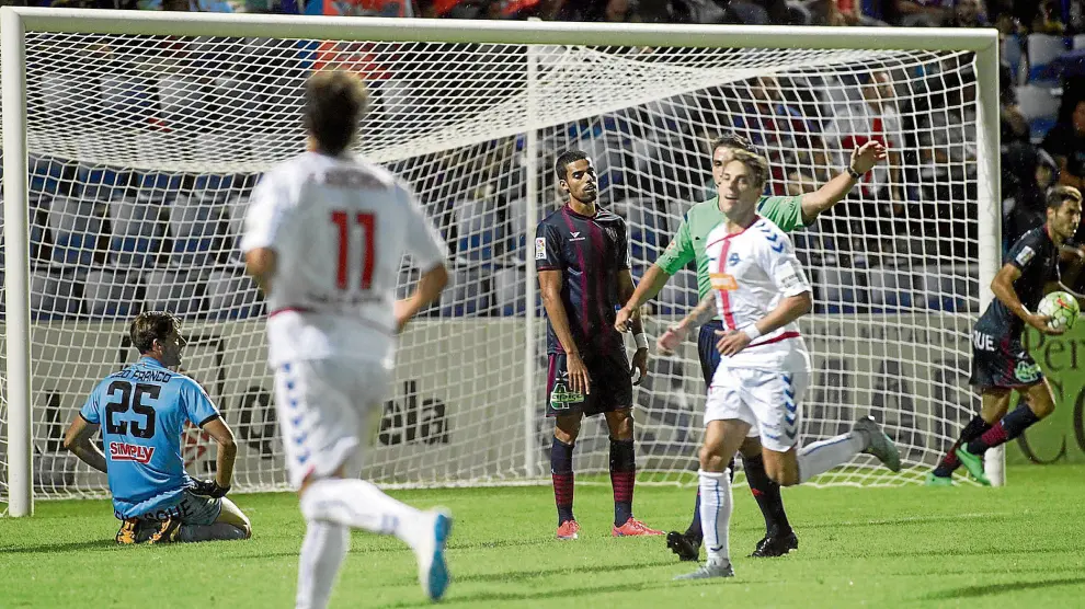 Aythami muestra su decepción tras el tercer gol del Alavés, antes de que se produjera la reacción azulgrana.