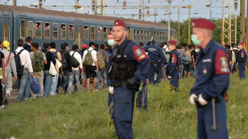 La policía húngara mantiene el paso de miles de refugiados.