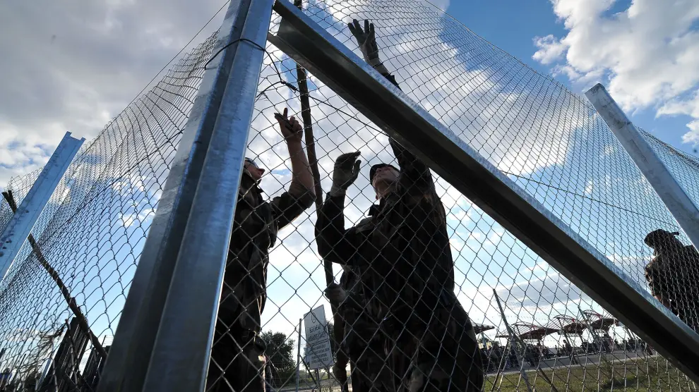 Soldados húngaros contruyen una valla en la frontera.