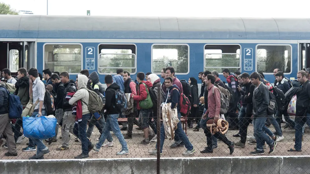 Varios refugiados en una estación de tren.