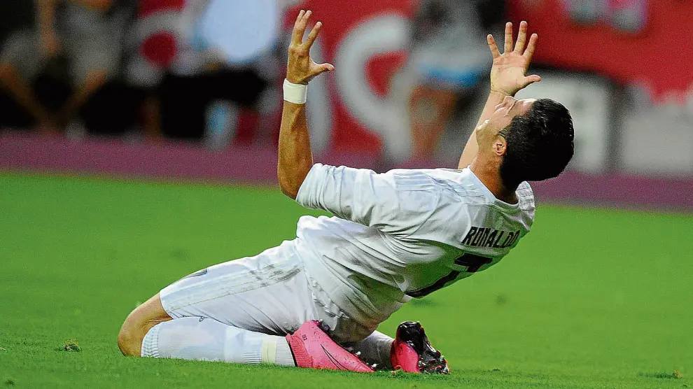 Cristiano Ronaldo reclama penalti en el partido disputado ayer en El Molinón.