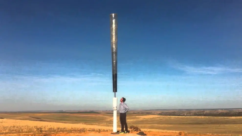 Un poste que oscila con el viento y genera electricidad.