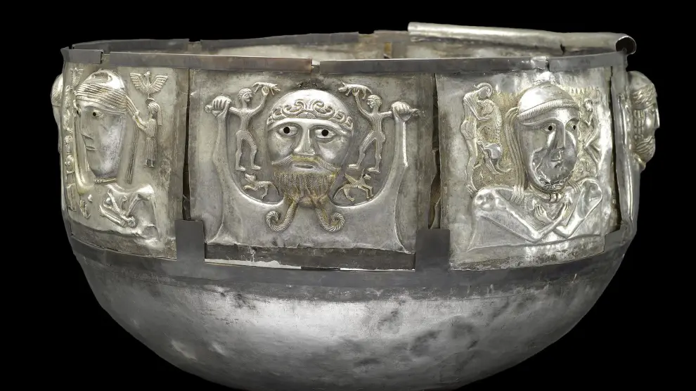 Caldero metálico de 1001 a. c. ornamentado con grabados de dioses y animales.