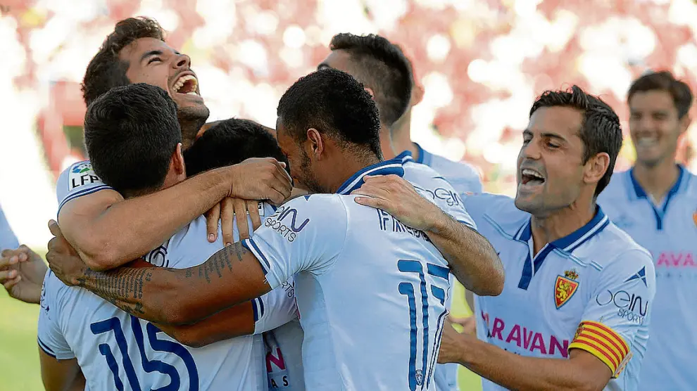 Los futbolistas del Real Zaragoza celebran el gol de Miranda abrazados a Cabrera, su autor.
