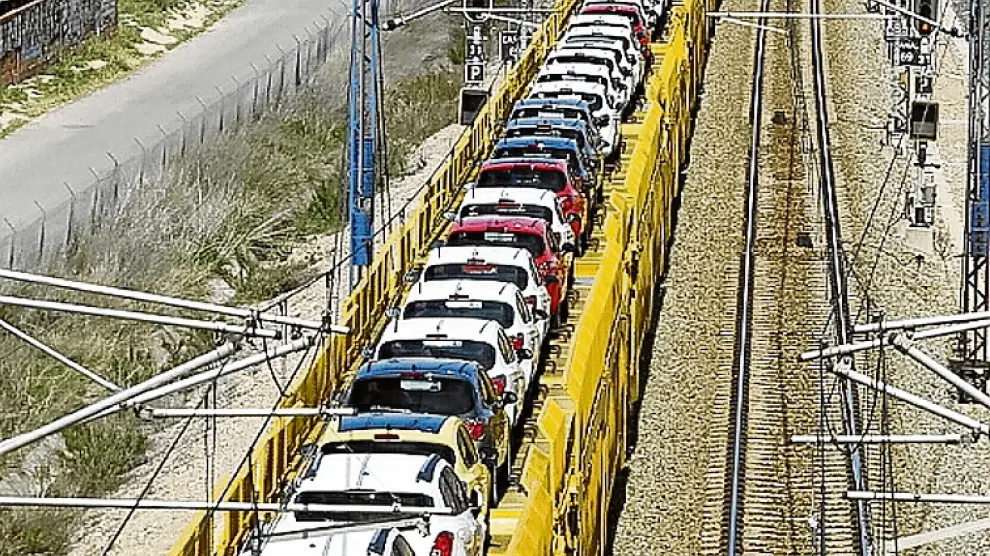 Un tren con coches de la General Motors camino de Valencia.