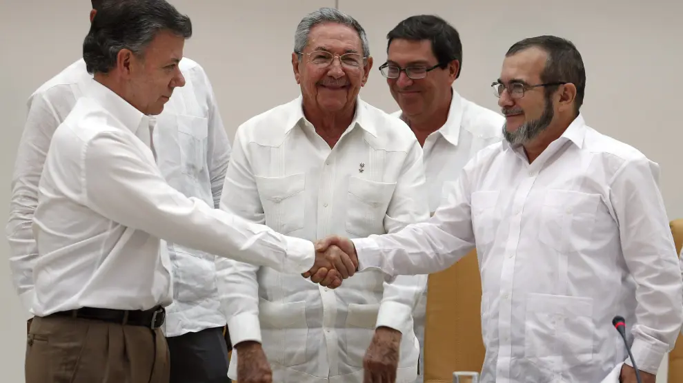 Histórico apretón de manos entre el presidente Santos y el líder de las FARC, Timochenko, en La Habana.