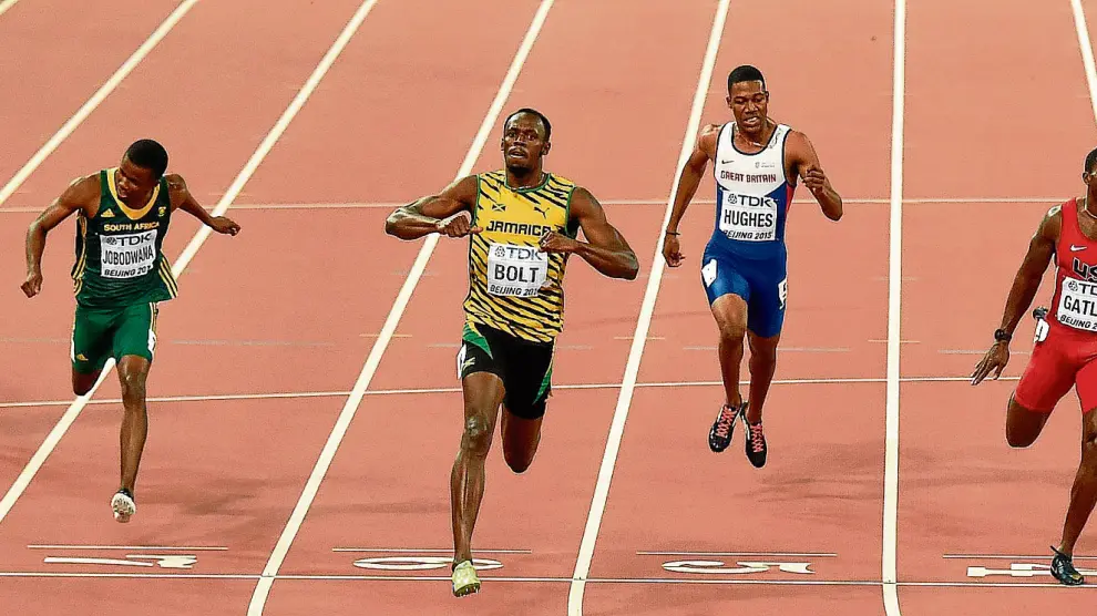 El jamaicano Usain Bolt entra victorioso en la final de los 200 metros.