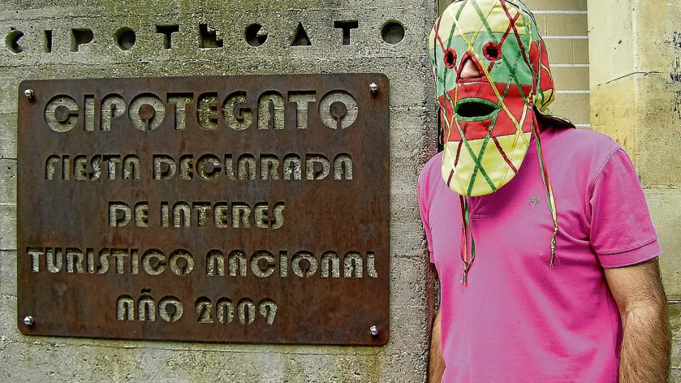 El anónimo Cipotegato, con su tradicional careta, en el monumento del centro de Tarazona.