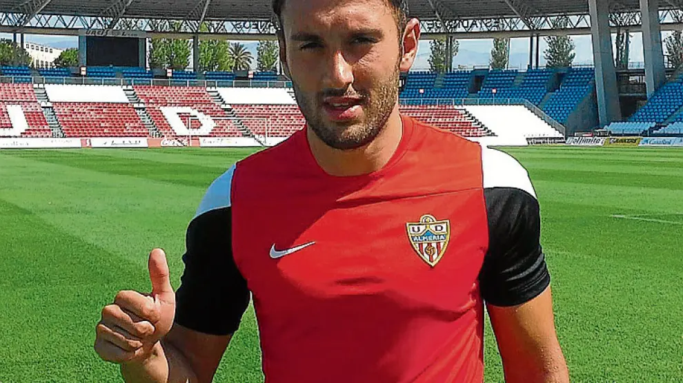 Eldin Hadzic posa en el estadio del Almería.