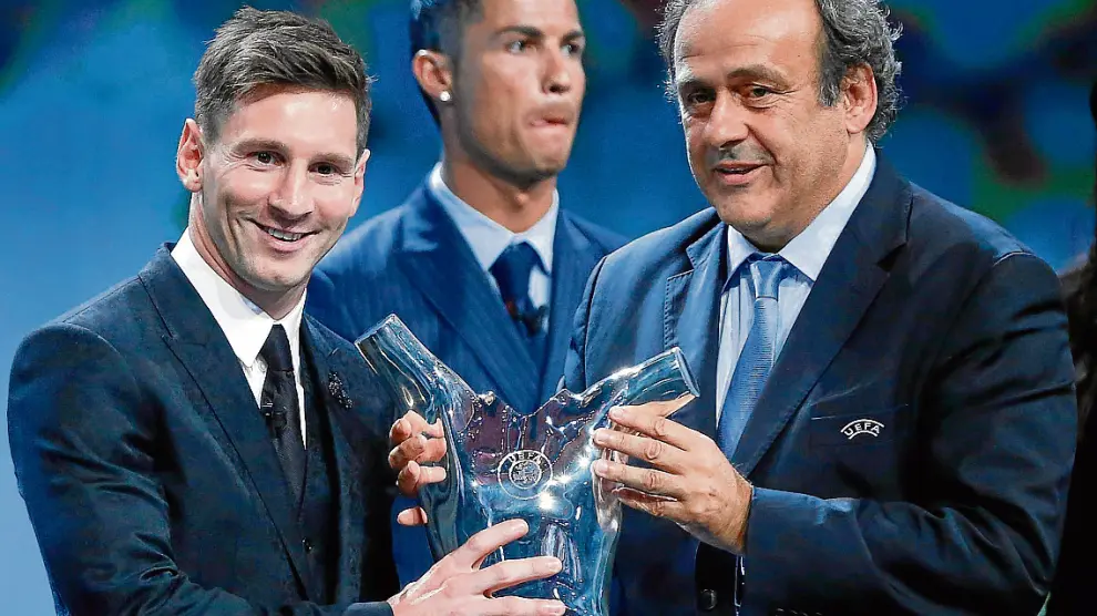 Messi recibe, de manos de Michel Platini, el premio al mejor jugador de Europa.