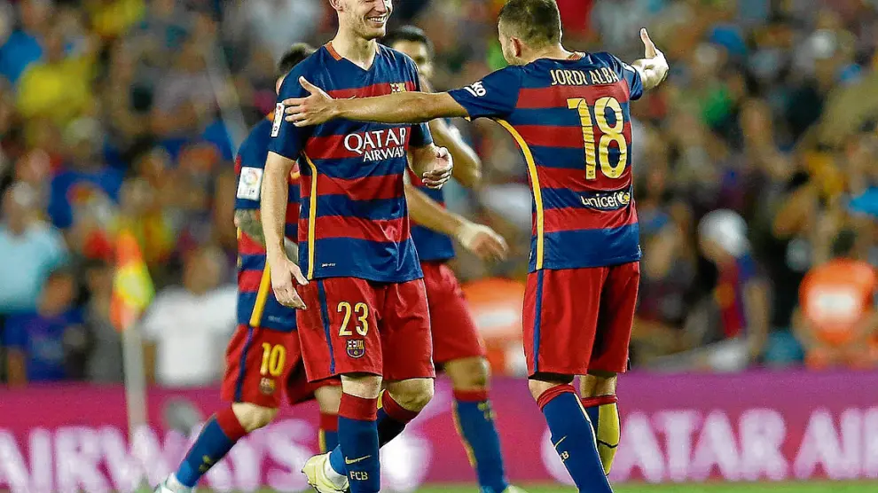 Vermaelen izquierda celebra con Jordi Alba el gol que marcó ayer en el Camp Nou.