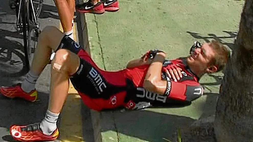 Kris Boeckmans. El ciclista belga del Lotto Soudal sufre una conmoción cerebral, tiene tres costillas rotas, una hemorragia en el pulmón y, según informó ayer su equipo, se encuentra en coma inducido por varios días.
