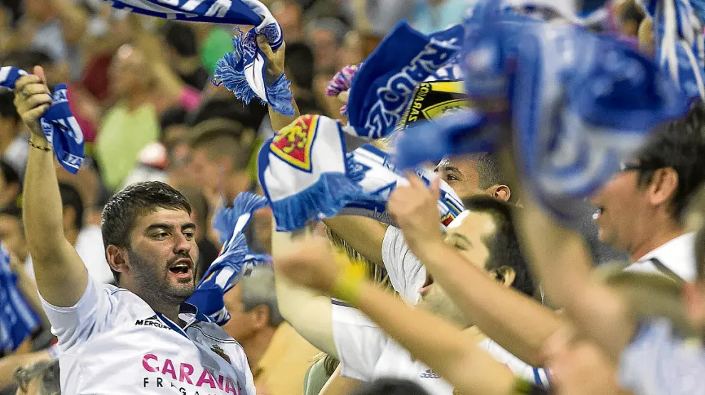 Los seguidores del Real Zaragoza sueltan sus bufandas al viento para celebrar el triunfo.
