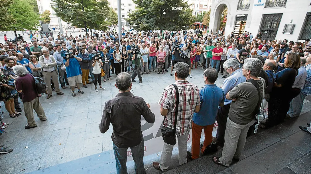 Los sindicatos UGT y CC. OO. reunieron a unas 200 personas ayer en la plaza de España.